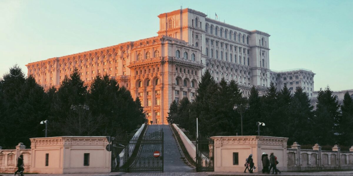 tranziție instituțională