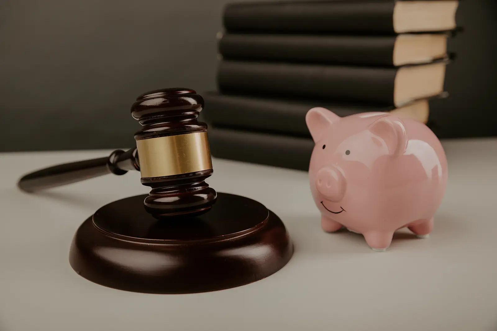 Executări silite și poprire